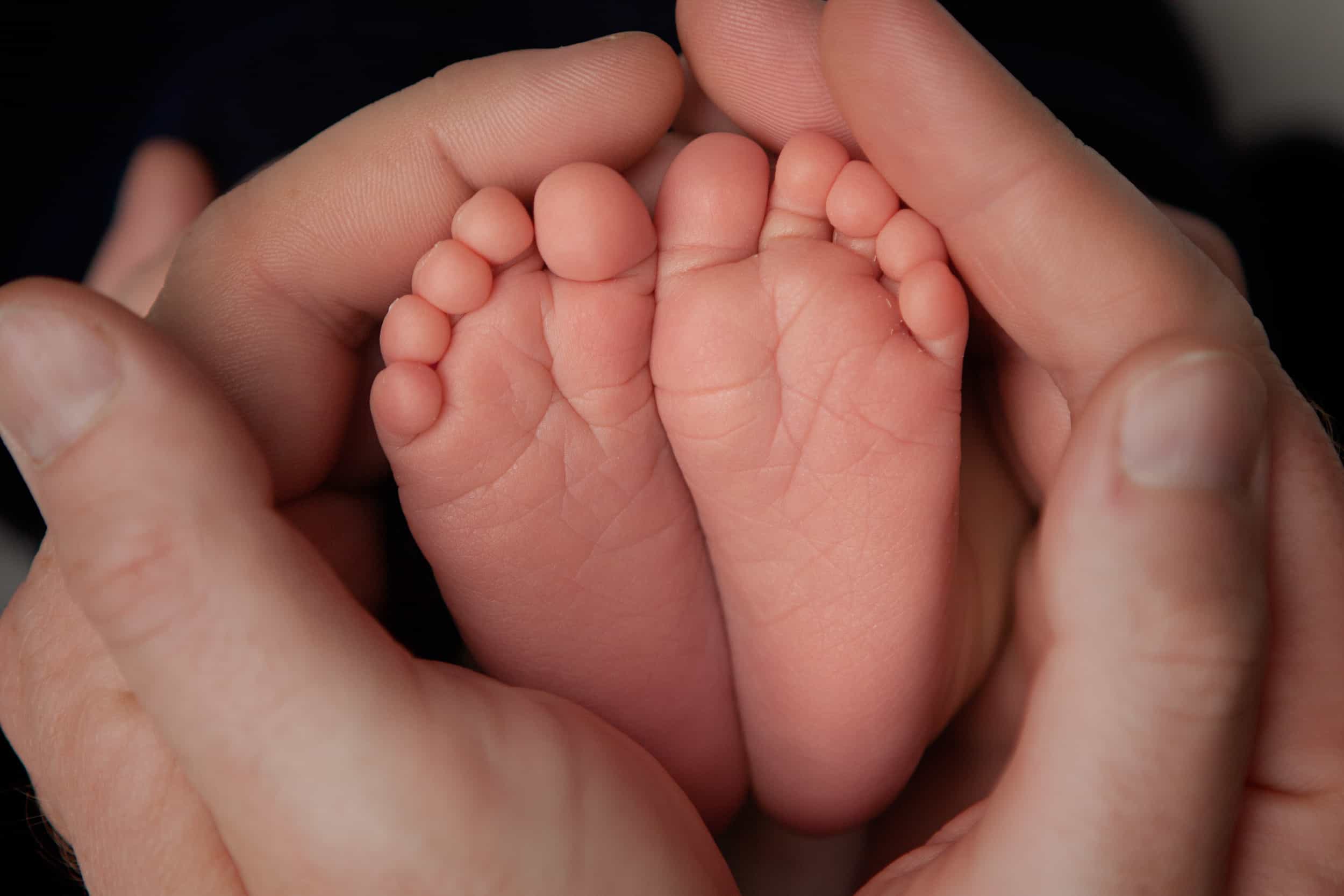 Windham-NH-Newborn-feet