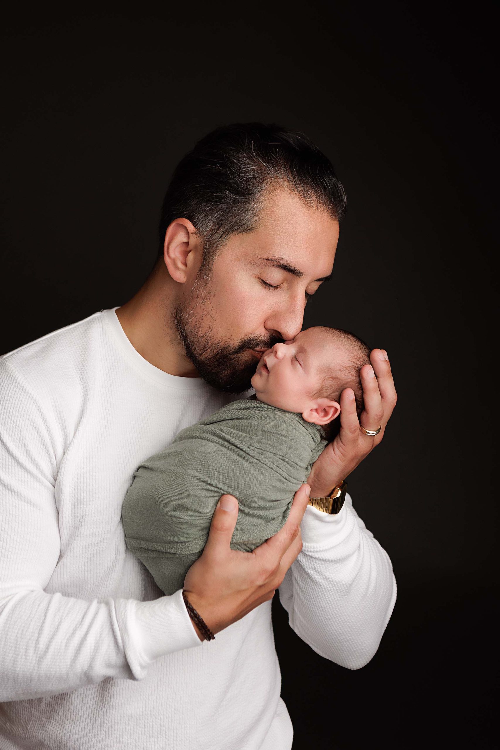 Dad holding newborn - kissing head - Boston Newborn